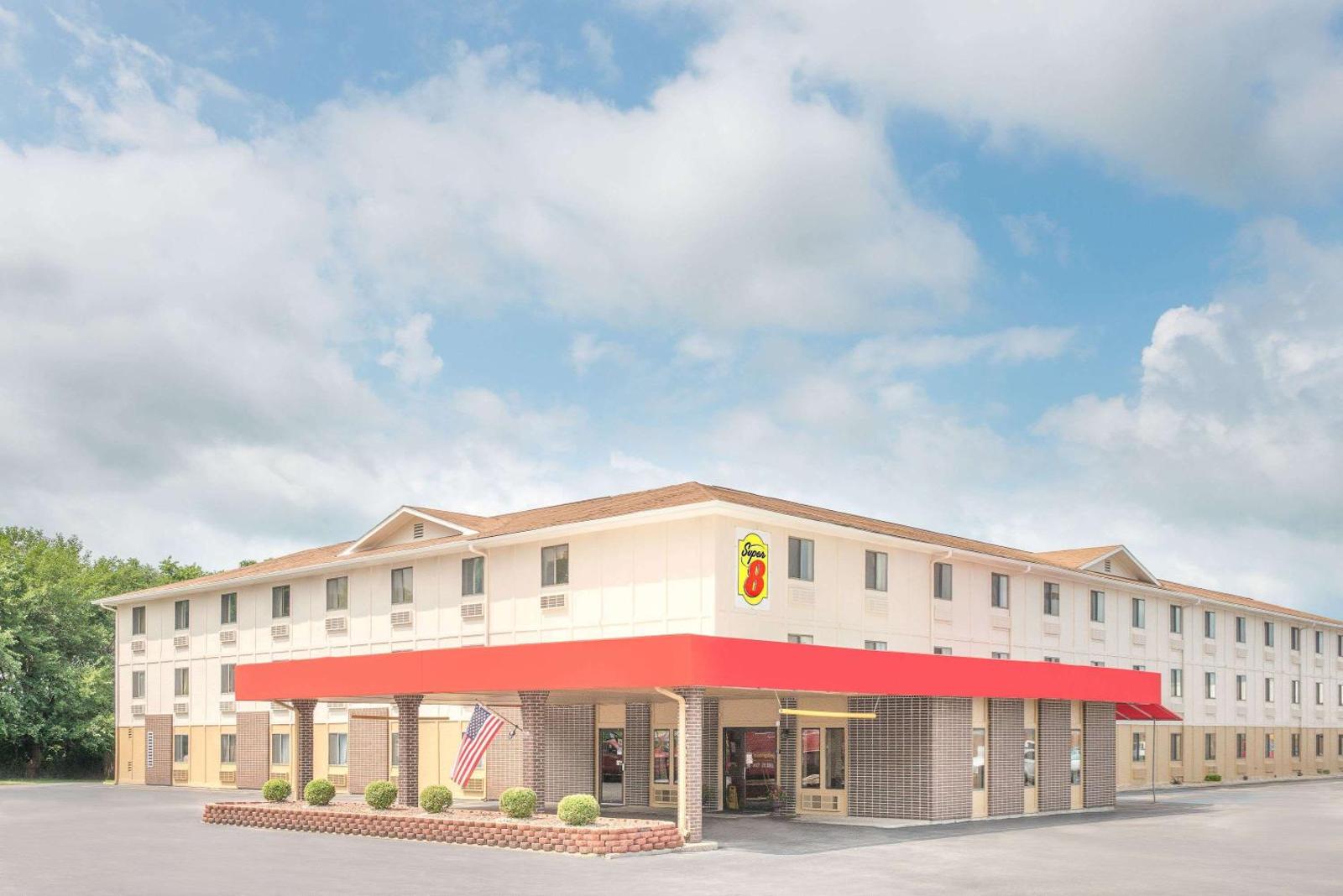 Super 8 by Wyndham Terre Haute Main image 1